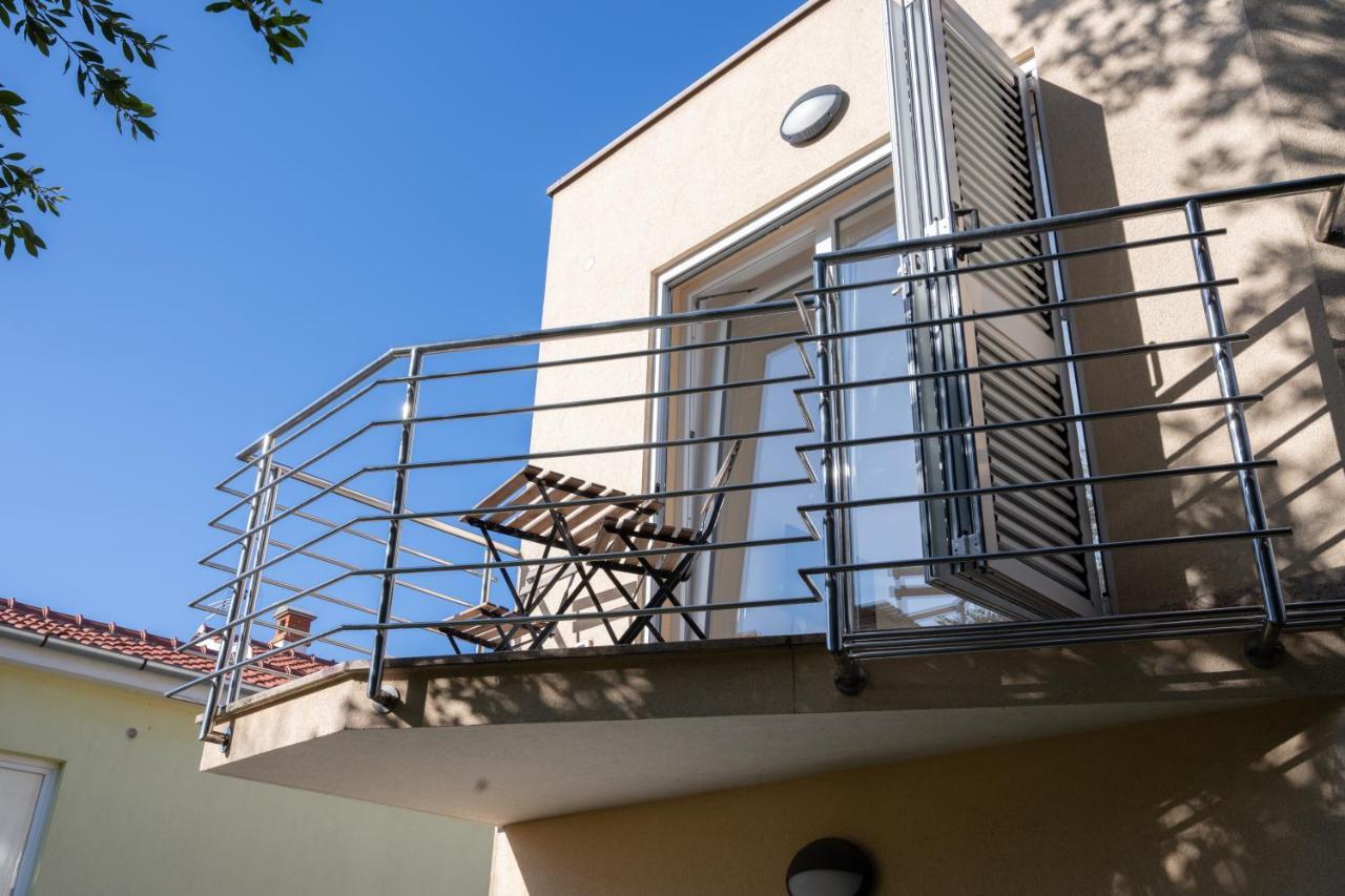 Apartment Davor Malinska Exterior photo